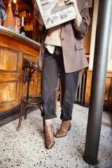 Botas de cuero con estampado de serpiente en tonos marrones y bordeaux, con brillo dorado. Diseño de punta alargada y cierre lateral. Taco bajo de 2.5 cm.