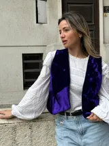 Chaleco de terciopelo color morado con diseño de bloques.