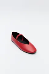 Balerina negra de cuero sintético con punta redondeada, escote en V y tira elástica sobre el empeine.