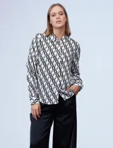 Camisa estampada blanca y negra, marca Alexander Jordan. Cuello con solapa y abertura central con botones ocultos.