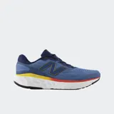 Championes de running New Balance Fresh Foam X Evoz V4, color azul con detalles en amarillo y rojo en la entresuela. Presentan un logo "N" grande en el lateral y tecnología Fresh Foam X.