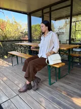 Botas cortas de cuero con efecto desgastado en color chocolate, con taco cuadrado y plataforma. Presentan cierre lateral y punta redondeada.