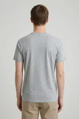 Remera de cuello redondo y manga corta, confeccionada en algodón de alta calidad con un diseño liso y corte clásico.