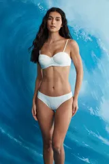 Conjunto de bikini color blanco, con corpiño tipo balconette con copa y aro, tirantes finos regulables, y bombacha clásica de corte semivedetina.