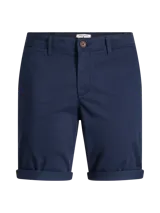 Short chino de corte regular y tejido elástico, con bolsillos laterales y traseros, y botamangas con vuelta.