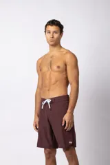 Short de baño color verde oliva, de corte recto y largo hasta la rodilla, con cordón de ajuste blanco en la cintura y bolsillo lateral con etiqueta con logo VCP.