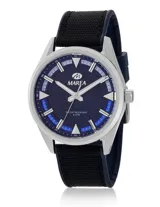 Reloj analógico Marea con caja de metal plateado, esfera azul con textura hexagonal y correa de silicona negra con acabado textil.