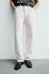 Jeans de corte recto desde la cadera hasta el tobillo, con tiro medio y confeccionados en denim de algodón rígido. Presentan diseño clásico de cinco bolsillos y cierre frontal con botones.