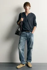 Mocasín casual de hombre fabricado en piel con acabado en serraje, de color tostado. Cuenta con detalle de bordón en el empeine, fruncido en la parte delantera, horma redonda y suela ultrafina.