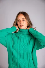 Suéter tejido de punto trenzado color salmón, con cuello alto y mangas largas. Corte ajustado al cuerpo.