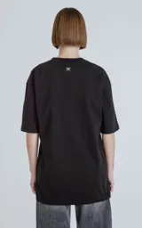 Remerón negro de corte extra oversize con hombros caídos, cuello redondo rib al tono y doble costura. Confeccionado en algodón premium americano suave.