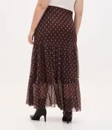 Falda midi en tul de color marrón con estampado geométrico de rombos, cintura elástica y diseño con volados escalonados. Incluye forro corto interior que genera transparencia en la parte inferior.