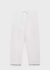 Pantalón de lino color blanco, de corte recto y tiro alto, con cintura elástica con cordón ajustable.