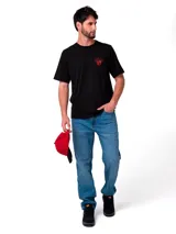 Remera de manga corta y cuello redondo color negro, con estampado gráfico en el pecho y en la espalda.
