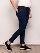 Jean chupín negro maternal, de tiro medio y con piezas elastizadas en los laterales al frente.