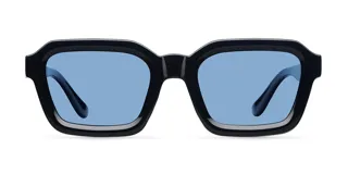 Lentes de sol de diseño cuadrado con montura de acetato en color negro y cristales polarizados en tono celeste.