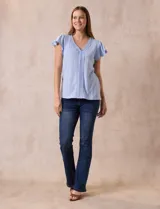 Blusa celeste en tejido pointelle con escote en V y mangas cortas con volados. Aplique de puntilla en el escote y en el frente.