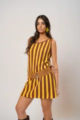 Vestido corto tejido a rayas verticales color amarillo y marrón, con escote redondo y mangas sisa. Incluye cinturón marrón con hebilla dorada.