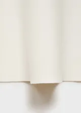 Falda midi de tiro medio con diseño peplum en la cintura y tejido de punto fino. Presenta un corte fluido y elástico sin cierre.