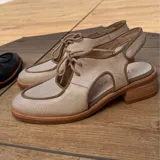 Zapato tipo sueco color beige con textura tipo piel de reptil, con cordones y calados laterales.