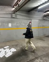 Pantalón de jean color crema con estampado abstracto en tonos marrones, de corte recto y tiro alto.