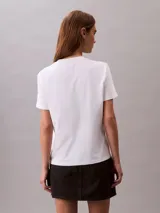 Remera de algodón de corte clásico, con cuello redondo y mangas cortas. Presenta el logo de la marca estampado en el pecho.