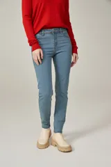 Pantalón de jean azul de corte skinny y tiro medio, con bolsillos delanteros y traseros.