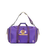 Bolso deportivo de nylon color lila con detalles en amarillo, inspirado en el equipo de la NBA Los Angeles Lakers. Cuenta con compartimento principal con cierre, bolsillo frontal, bolsillos laterales y un compartimento especial para calzado. Incluye asas de mano y correa de hombro ajustable.
