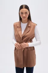 Chaleco largo de corte recto y diseño abierto, con solapas clásicas y bolsillos laterales. Confeccionado en poliéster, presenta una caída fluida y un estilo versátil ideal para superposiciones.