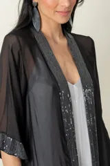 Túnica larga color beige de gasa de seda natural con borde en paillettes y mangas 3/4.