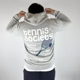 Canguro gris claro con capucha y cordones amarillos. Estampado frontal con raqueta de tenis y texto "Tennis Society Miami Florida Training Sessions Every Day 6-3".