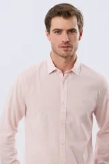 Camisa de manga larga confeccionada en mezcla de lino y algodón, con sutiles rayas celestes, cuello camisero clásico y cierre frontal de botones.