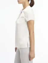 Blusa blanca de satén con cuello redondo con abertura en forma de V y mangas cortas.