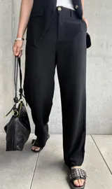 Pantalón negro de lino, de corte recto y tiro alto.