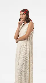 Vestido midi color crudo de silueta relajada y textura arrugada, con diseño sin mangas y escote redondo.