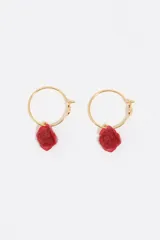 Pendientes de aro dorados con dije colgante en forma de rosa de color rojo.