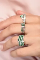 Anillo de plata 925 con circonias blancas y verdes dispuestas en hileras. Talle 14.