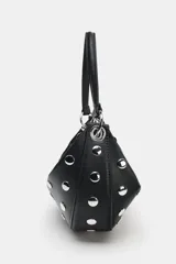 Bolso de mano tipo saca con diseño redondeado, confeccionado en material sintético color marrón oscuro. Presenta múltiples tachas metálicas doradas distribuidas por toda la superficie y un asa superior sujeta por anillas metálicas doradas. Cuenta con cierre superior mediante cremallera metálica.