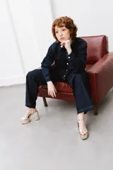 Sandalias de fiesta doradas con plataforma y tacón cuadrado.