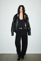 Body de cuello halter confeccionado en tejido rib, con diseño de espalda descubierta y cierre inferior.