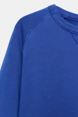 Buzo rojo de cuello redondo y manga larga, con efecto lavado y detalle de costura triangular en el cuello.