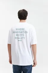 Remera de manga corta con calce oversize, confeccionada en algodón. Presenta cuello redondo y estampado con lettering en la espalda.