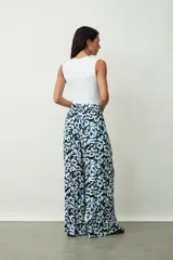 Pantalón ancho de tiro alto, color negro, con lazo para atar en la cintura.