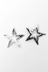 Aros con diseño de estrella grande y calada en el centro, de acabado dorado brillante.