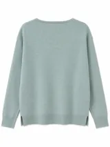 Sweater de punto color beige, de cuello redondo y manga larga con diseño holgado.