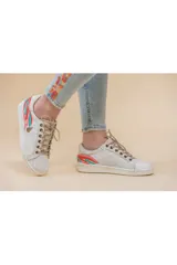 Sneakers de cuero marfil con cordones y detalle de arte pintado a mano en el talón.