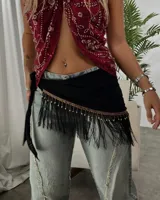 Pareo negro de estilo bohemio con detalle de guarda tejida y flecos largos en el borde inferior.