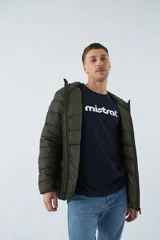 Campera de nylon negra con cierre frontal y bolsillos laterales con cierre.