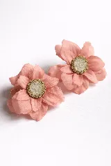 Par de caravanas con diseño de flor de tela color rosado y centro de resina con strass.