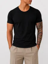 Remera negra de corte slim fit, con cuello redondo y mangas cortas.